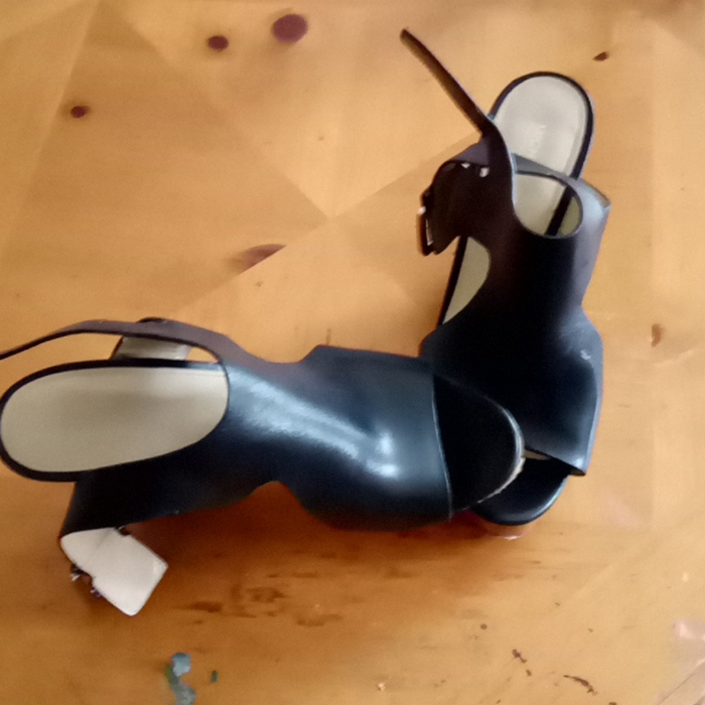 Shoe - Picture 3 of 4